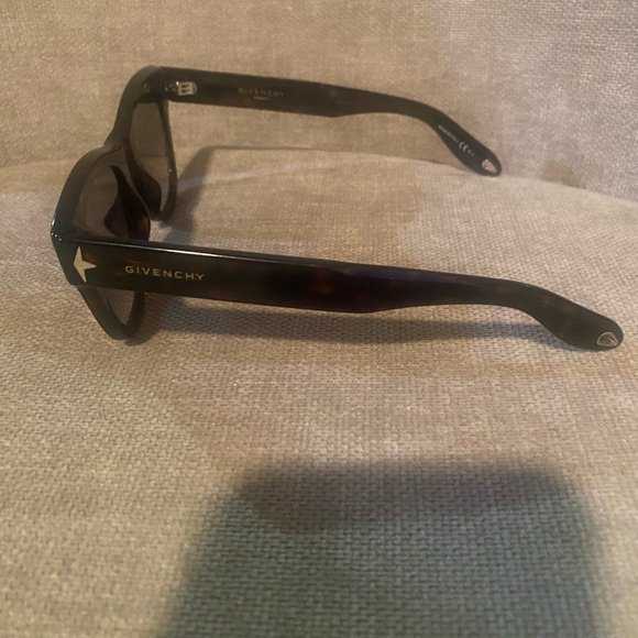 Givenchy Sunglasses  GV 7010/S 08690 🔥🔥🔥🔥🔥 - Picture 5 of 12